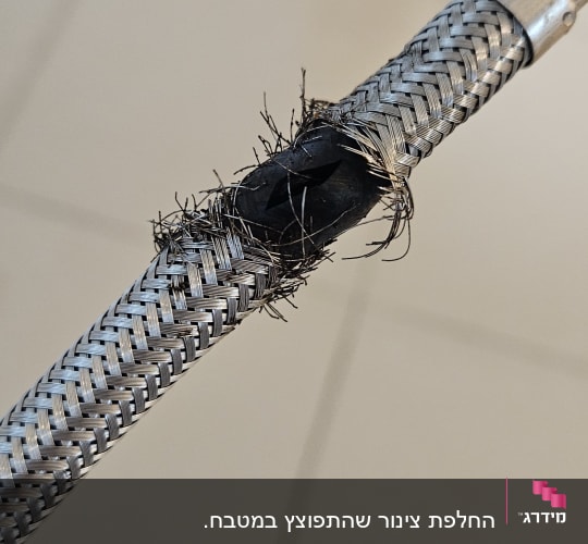צינור מתכת עם קרע וחוטים חשופים